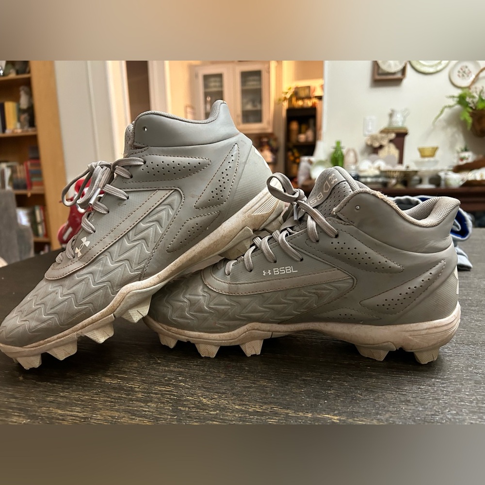 Under Armour Light Gray Baseball Cleats - Pair